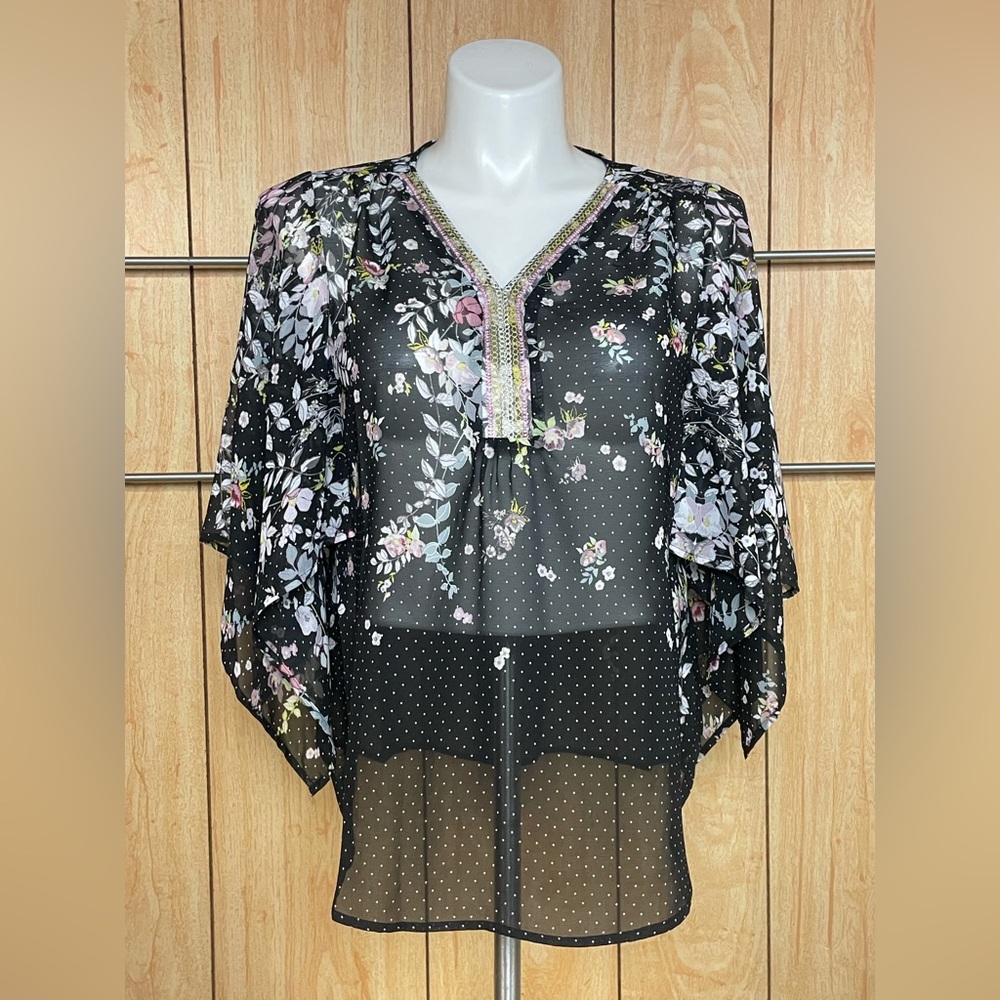 Lifestyle Attitude Black and White Graphic Flutter Sleeve Blouse SZ-L